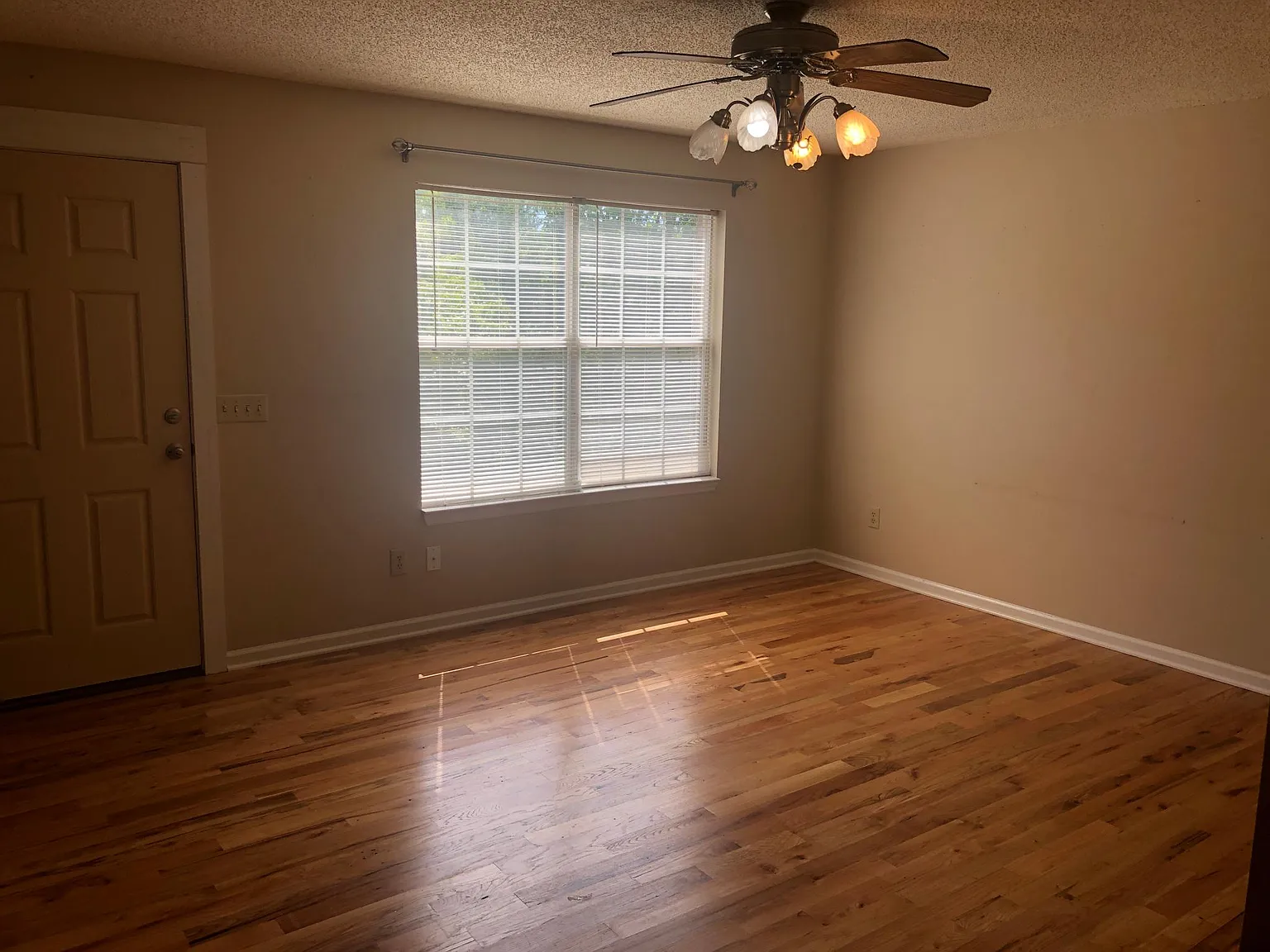 2 bed, 1.5 bath, 1120 sqft, $1,050 — Photo 3