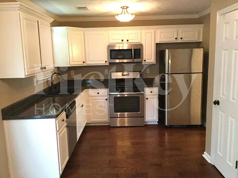 1115 Ivey Ln — Photo 4