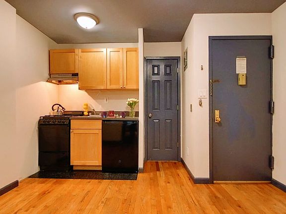 5th image of 518 E 5th St
