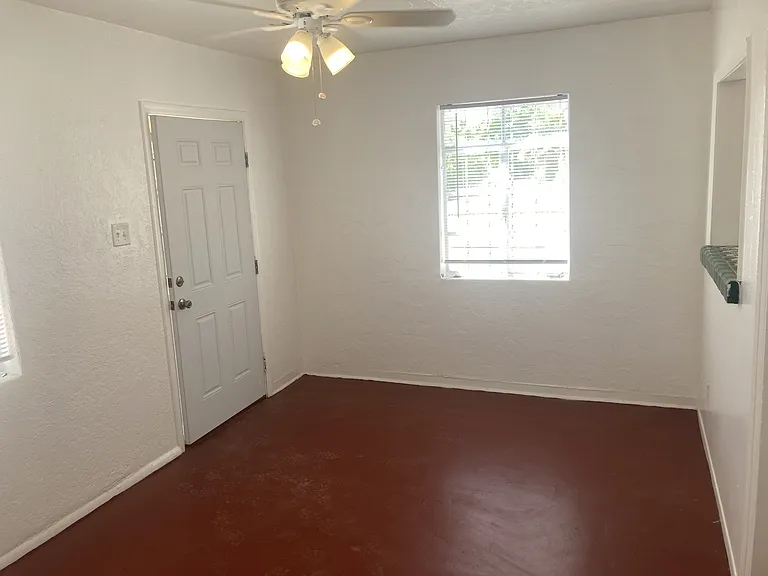 1039 E Spring St — Photo 9