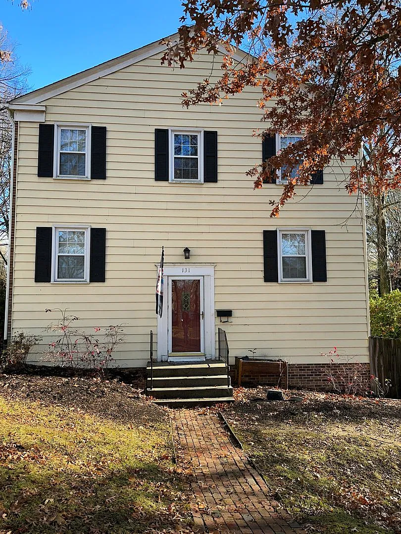 Spacious Corner Town Home With Large Yard — Photo 1