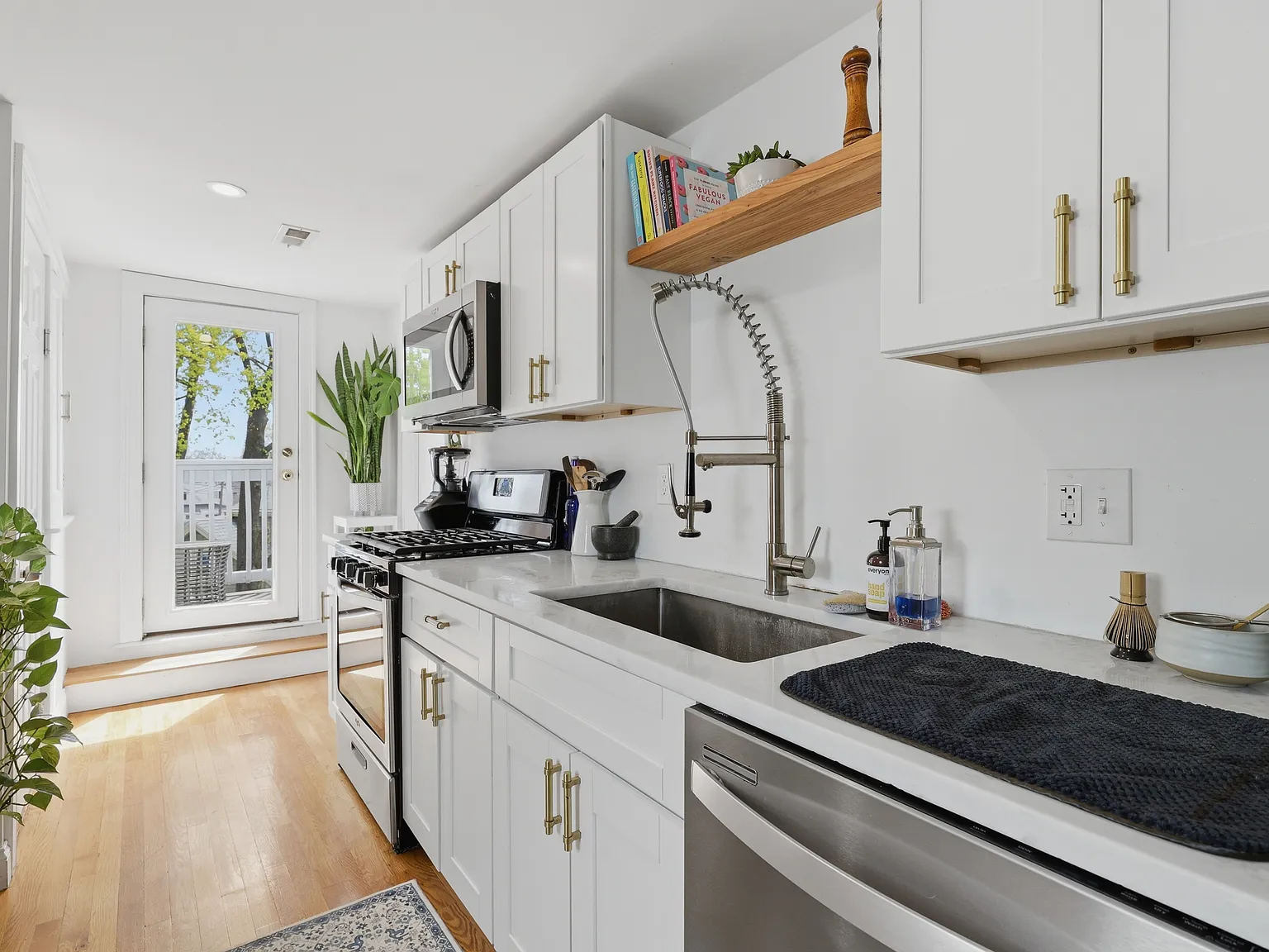 1 bed, 891 sqft, $2,500 — Photo 2