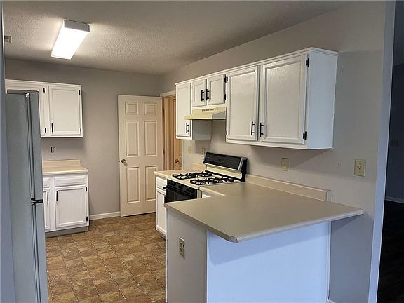 3rd image of 2119 Yosemite Dr