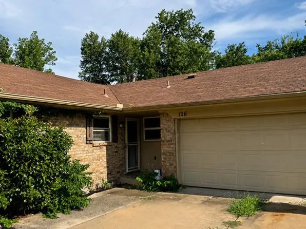 126 Brookside Dr, Moore, OK 73160