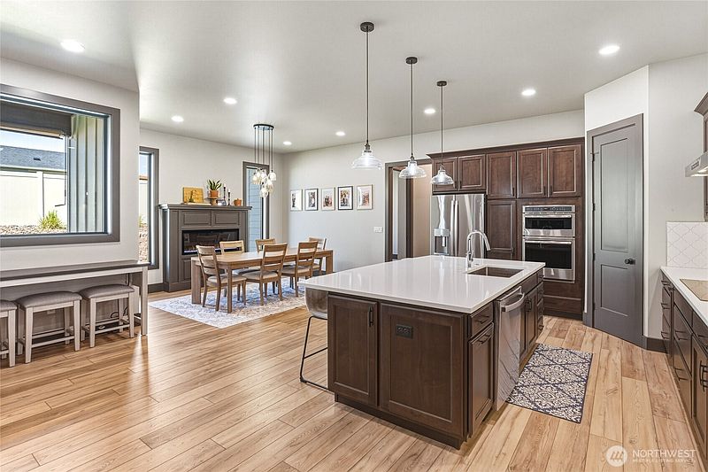 4th image of 760 S Perry Avenue