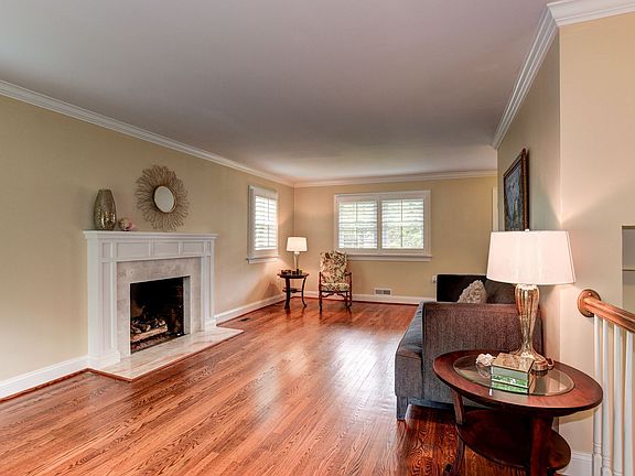 4th image of 909 Darton Dr