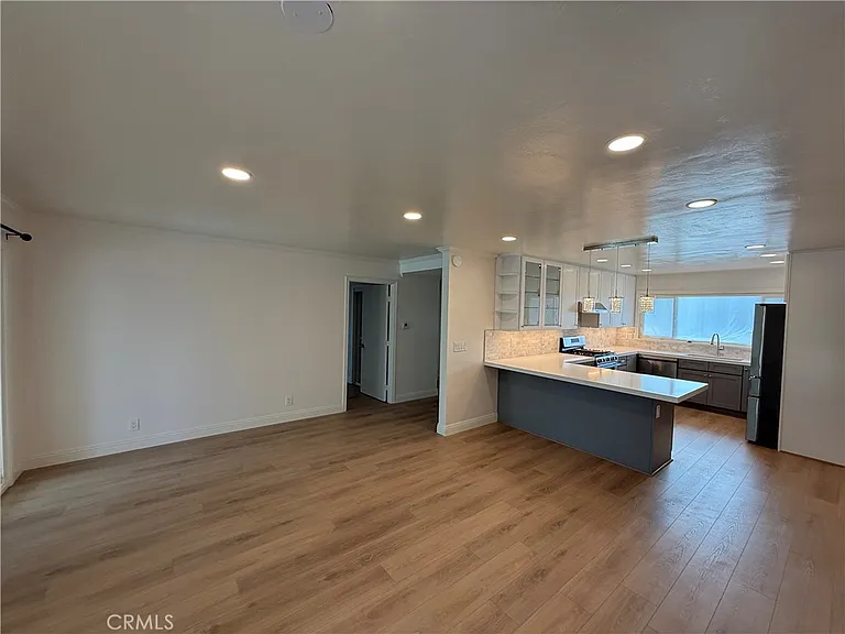 5621 Kenwood Ave — Photo 4