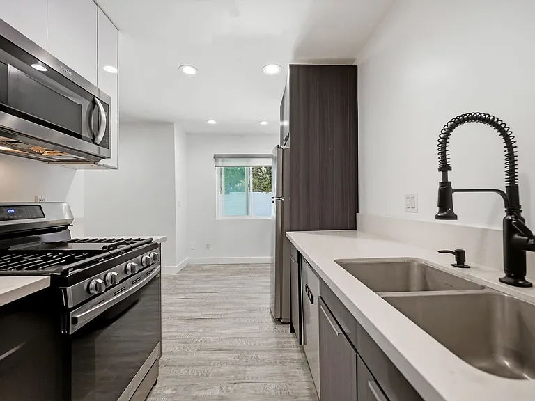 2561 W Avenue 30 — Photo 16