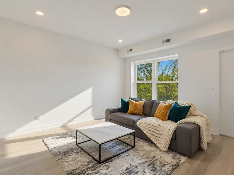 4939 N Saint Louis Ave #3 — Photo 3