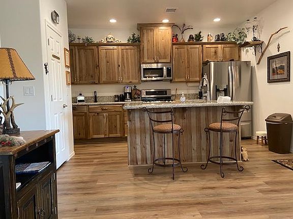 Kitchen had breakfst bar