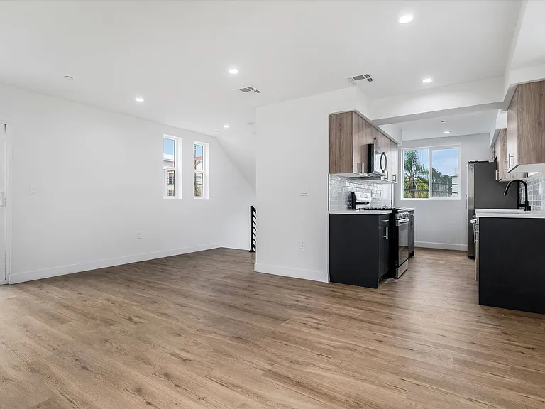 332 N Alexandria Ave — Photo 10