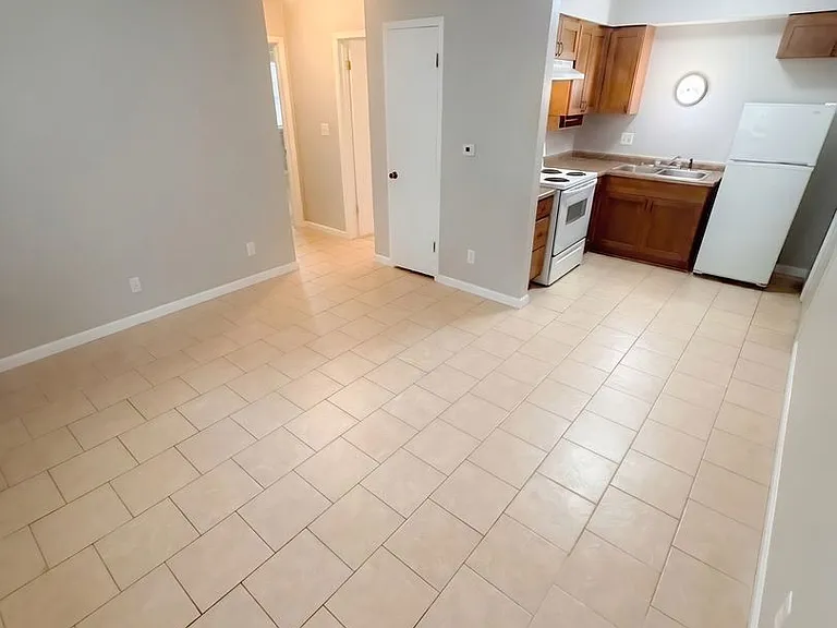 217 NW College Ave — Photo 8