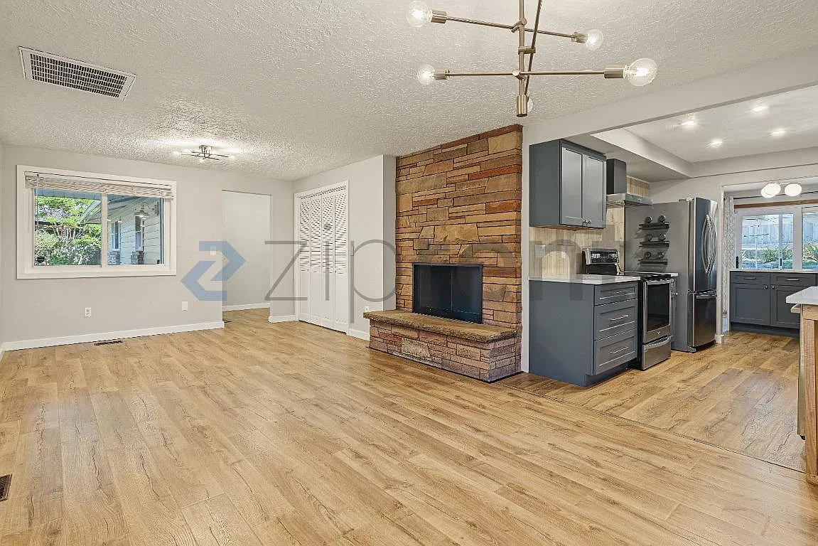 4 bed, 1800 sqft, $2,990 — Photo 1