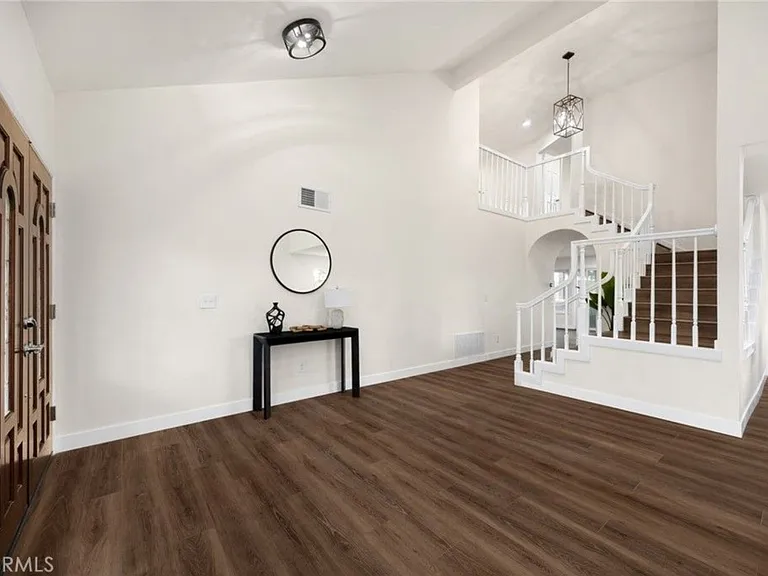 549 Fordham Dr — Photo 2