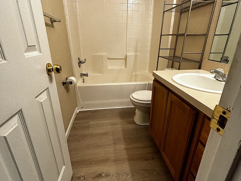 953 W Elm St — Photo 9