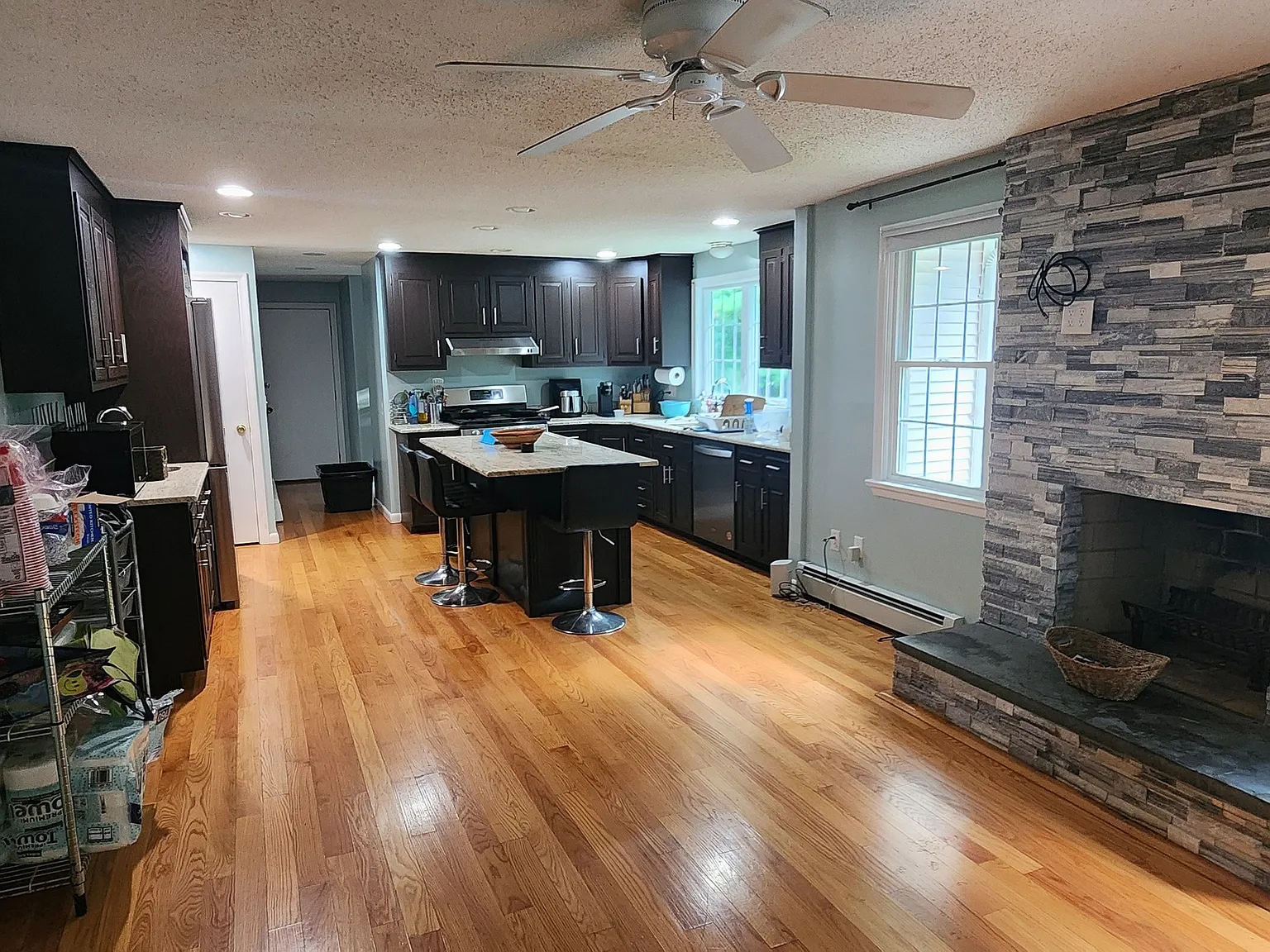 3 bed, 2.5 bath, 1860 sqft, $3,500 — Photo 2