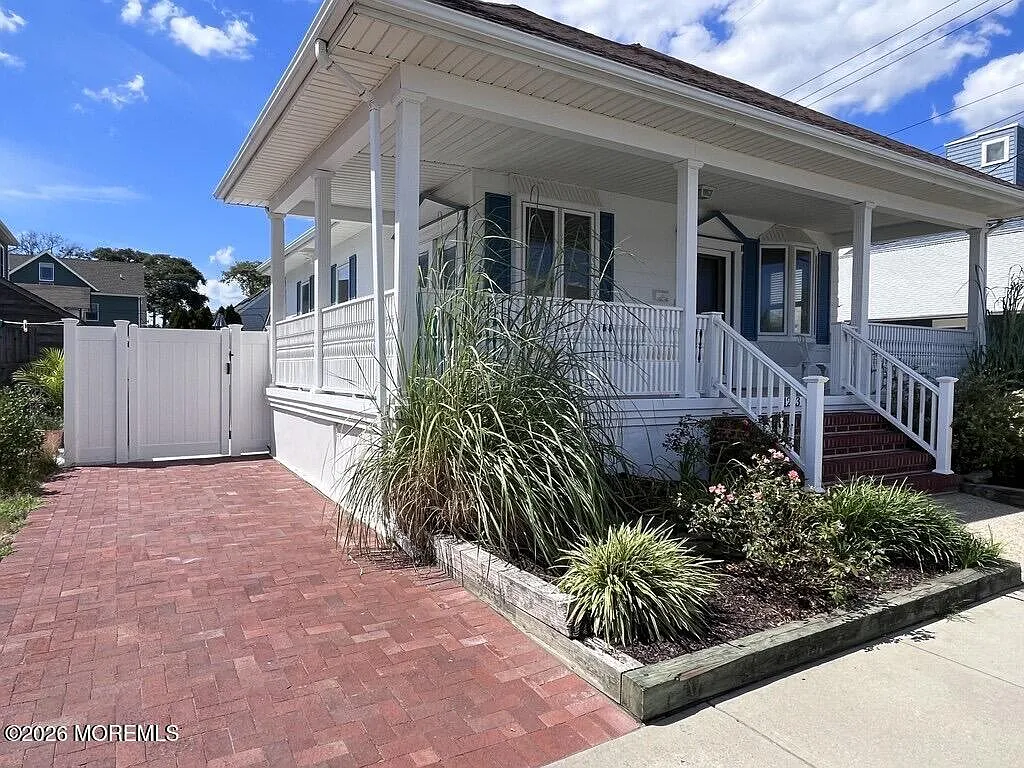 2 bed, 816 sqft, $3,950 — Photo 1