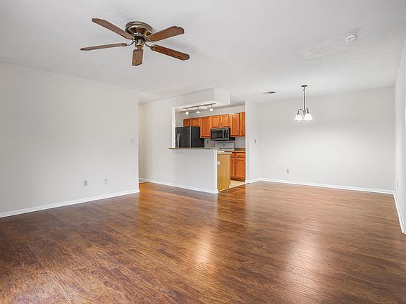 5th image of 210 Willowbrook Ct Unit 7