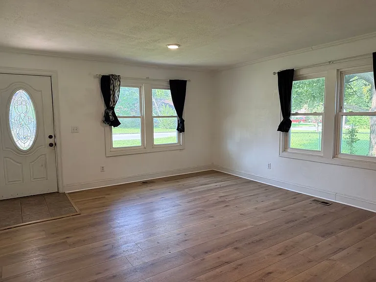 419 E Summit St — Photo 4