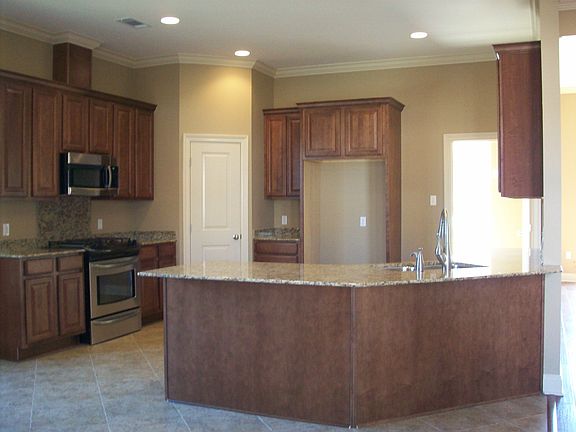 3rd image of 19240 Greenleaf Cir