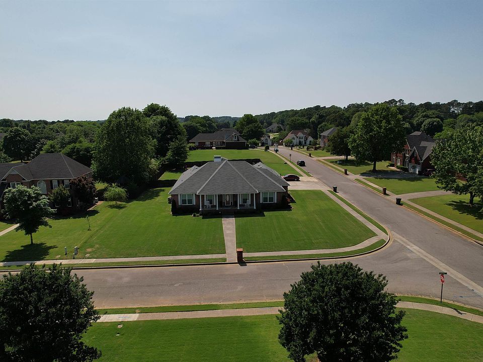1st image of 100 Avonshire Ct NW