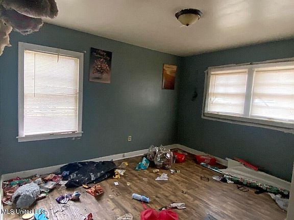5th image of 324 Windsor Dr