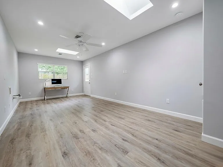 14011 Wickersham Ln — Photo 10