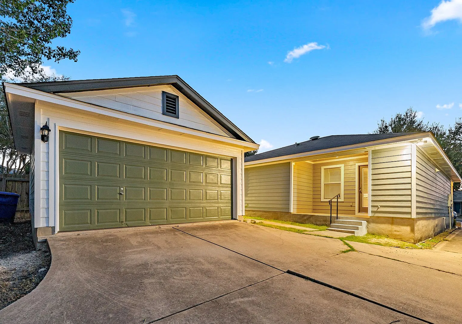 Stunning 2 bedrooms, 2 bathrooms home in Manor — Photo 1