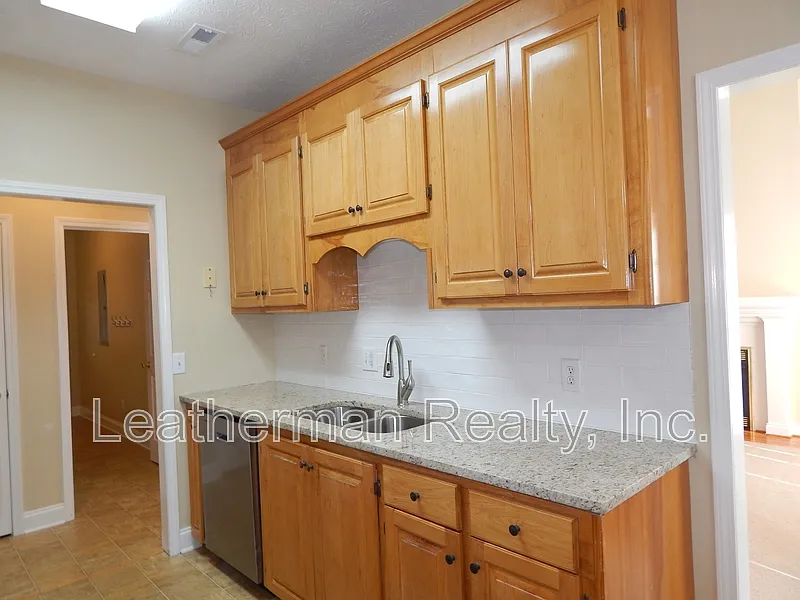 3 bed, 2.0 bath, 2087 sqft, $2,000 — Photo 3