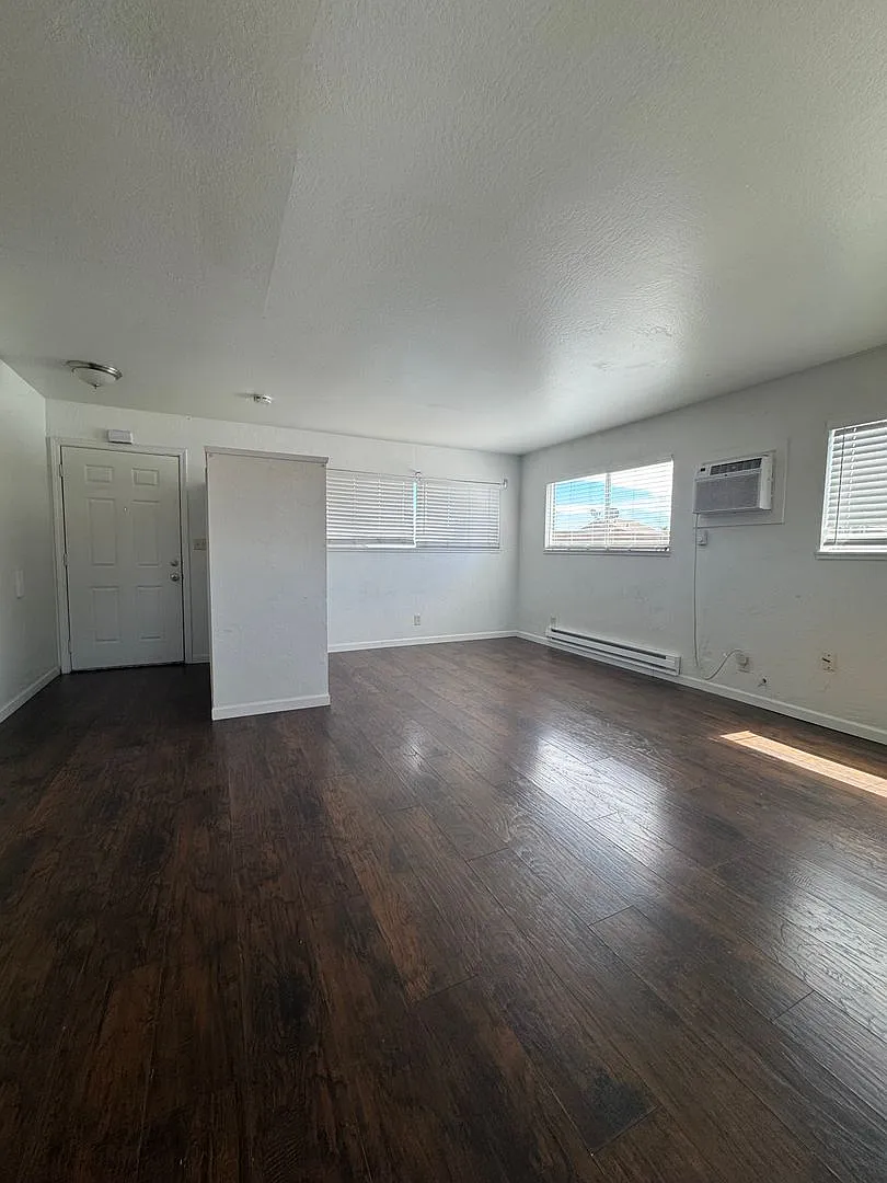 Locust Apartments — Photo 4