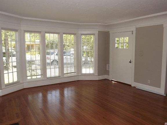 2nd image of 1128 W Walnut St
