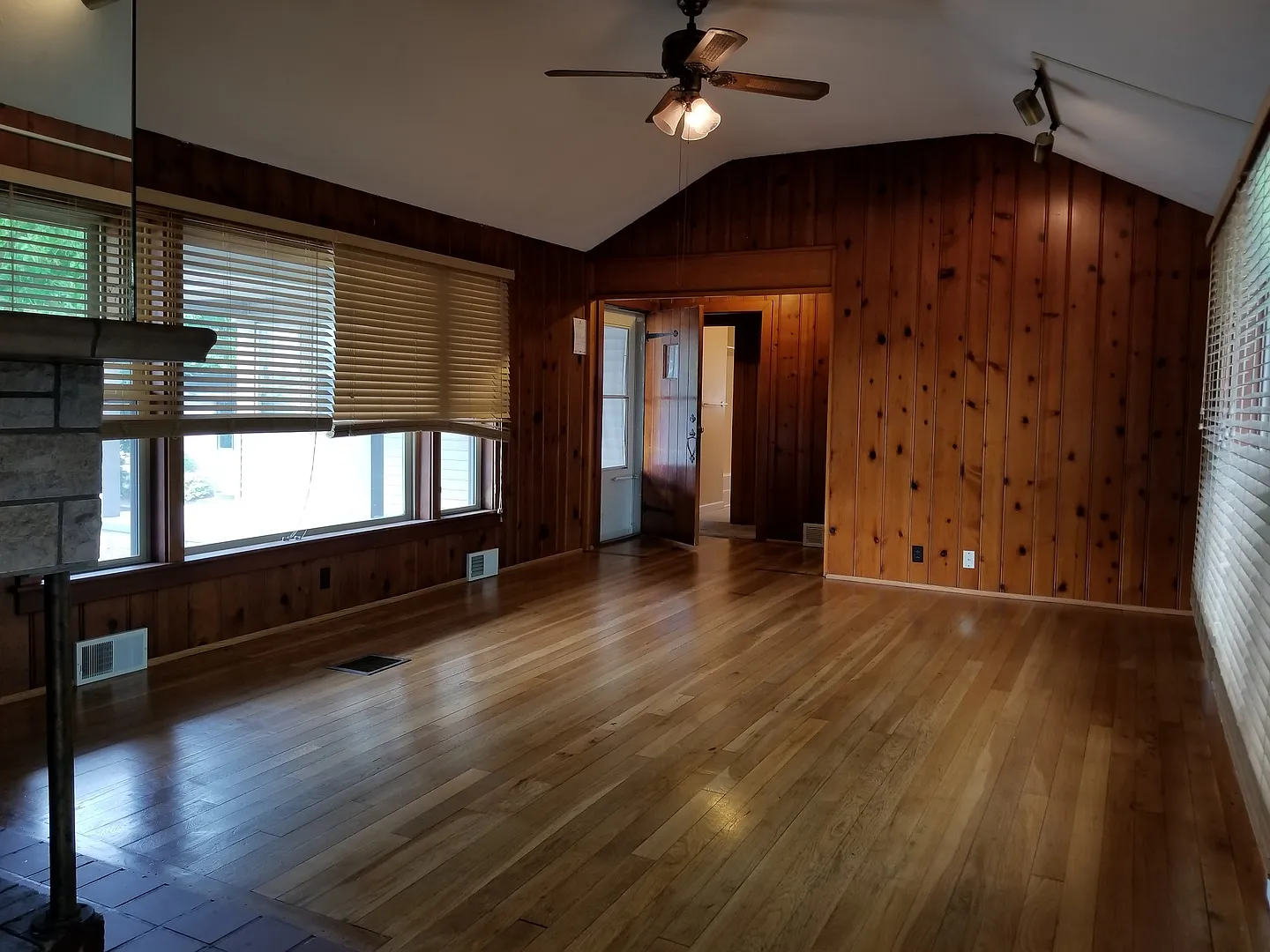 Charming 3 Bed 2 Bath Home! *2027* — Photo 3