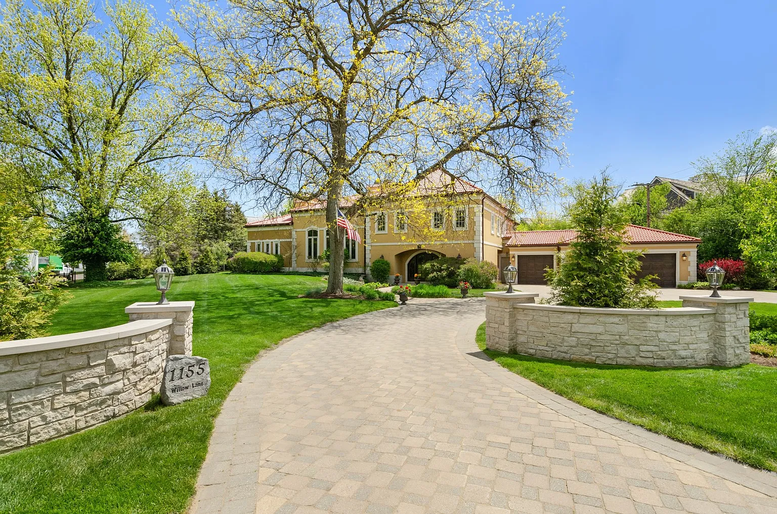 1155 Willow Ln photo 1