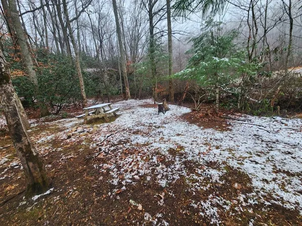 947 Valley End Rd, Ararat, VA 24053