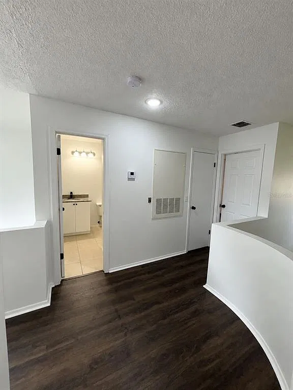 3 bed, 2.0 bath, 1378 sqft, $2,100 — Photo 3