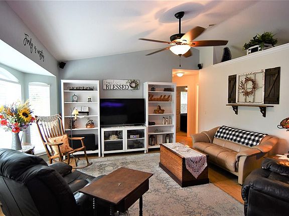 4th image of 18406 Lamont Ave