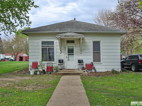 731 N 4th St, Tecumseh, NE 68450