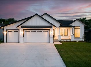 14602 Sutton Dr, Urbandale, IA 50323