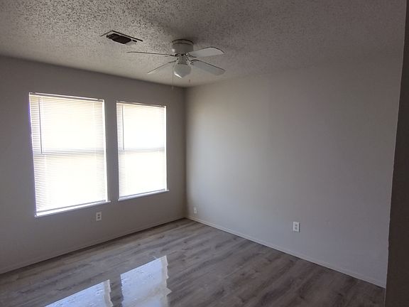 4th image of 925 Meadowlark Cir