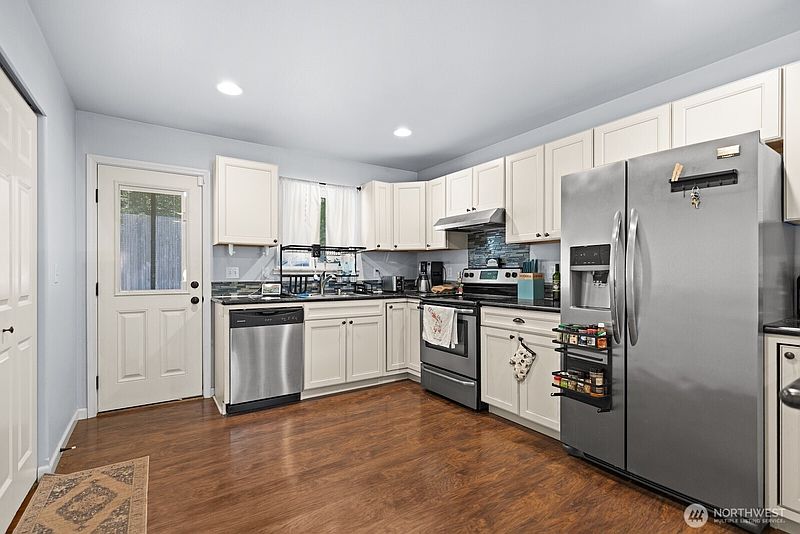 5th image of 100 NE Galley Way