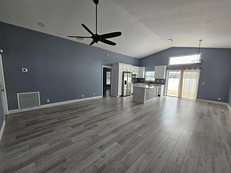 6131 Robinson St — Photo 2