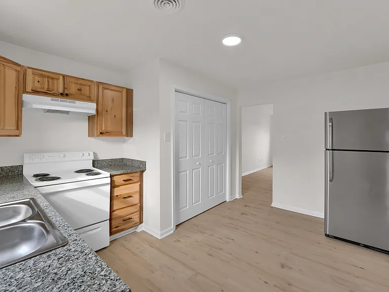 1005 E 15th St — Photo 13