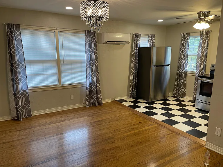 4520 N Harvey Pkwy #4 — Photo 3