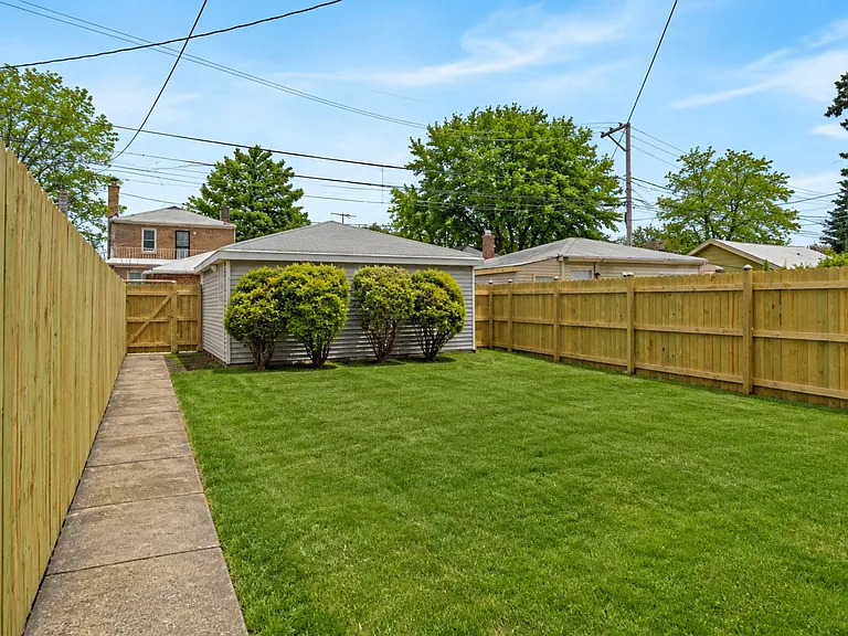 10606 S Vernon Ave — Photo 16