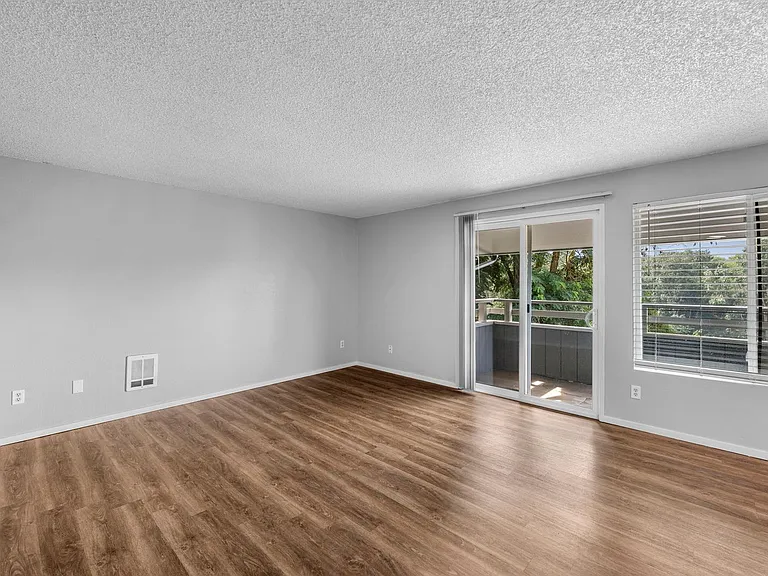 River Court Apartments - Updated Units With A View! — Photo 11