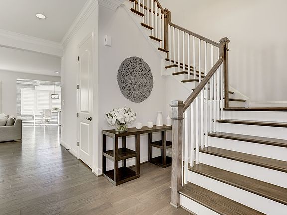 Gracefull wide staircase