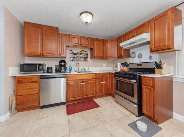 2 Faust Ct, Ann Arbor, MI 48108