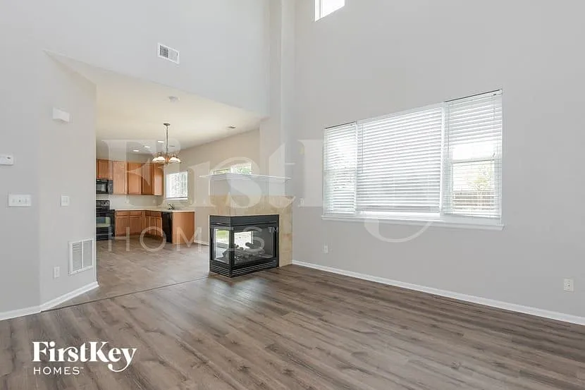3 bed, 2.5 bath, 1488 sqft, $3,310 — Photo 3
