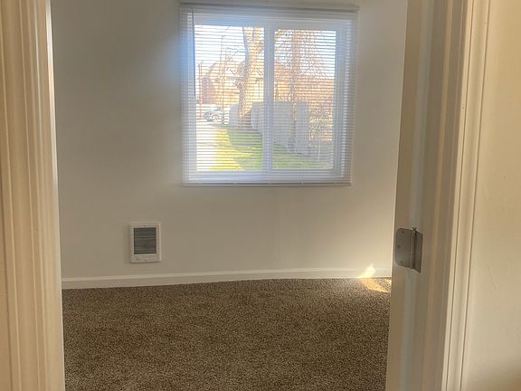 4th image of 9762 N River Rd #1