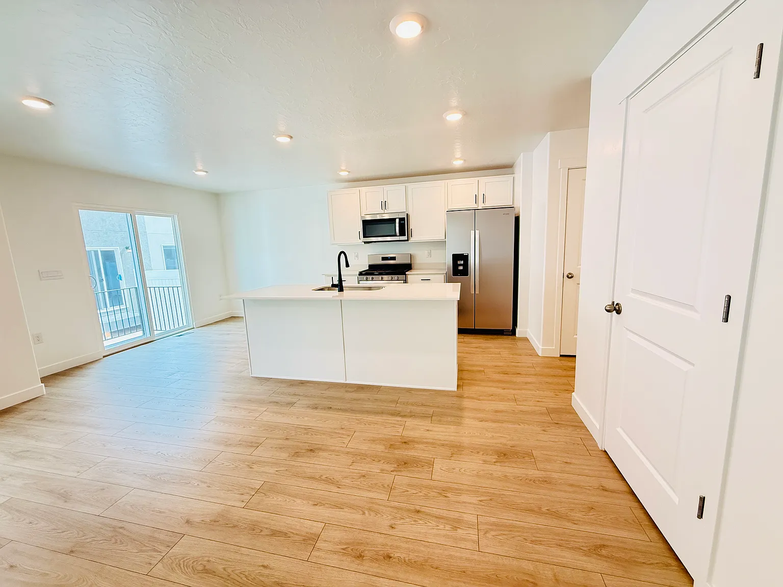 4 bed, 2.5 bath, 2248 sqft, $2,200 — Photo 2